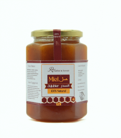 Le miel de jujubier se distingue par sa saveur riche et intense aux notes légèrement caramélisées. Récolté à partir des fleurs du jujubier, il présente une texture onctueuse et une couleur ambrée. 100 % pur, cru et non pasteurisé, il est apprécié pour sa richesse naturelle en antioxydants et ses propriétés revitalisantes qui contribuent à soutenir les défenses de l’organisme.