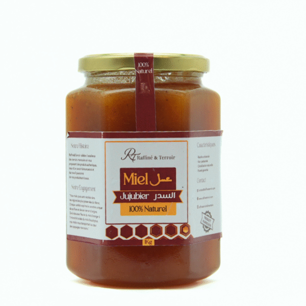 Le miel de jujubier se distingue par sa saveur riche et intense aux notes légèrement caramélisées. Récolté à partir des fleurs du jujubier, il présente une texture onctueuse et une couleur ambrée. 100 % pur, cru et non pasteurisé, il est apprécié pour sa richesse naturelle en antioxydants et ses propriétés revitalisantes qui contribuent à soutenir les défenses de l’organisme.
