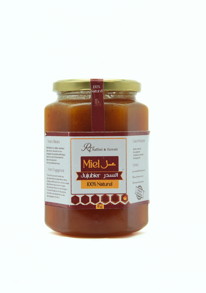 Le miel de jujubier Le miel de jujubier se distingue par sa saveur riche et intense aux notes légèrement caramélisées. Récolté à partir des fleurs du jujubier, il présente une texture onctueuse et une couleur ambrée. 100 % pur, cru et non pasteurisé, il est apprécié pour sa richesse naturelle en antioxydants et ses propriétés revitalisantes qui contribuent à soutenir les défenses de l’organisme.