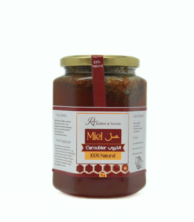 Le miel de caroubier se distingue par sa saveur riche et intense aux notes légèrement maltées et caramélisées. Récolté à partir des fleurs de caroubier, il offre une texture onctueuse et une couleur ambrée foncée. 100 % pur, cru et non pasteurisé, il est apprécié pour ses propriétés énergisantes et sa richesse naturelle en antioxydants