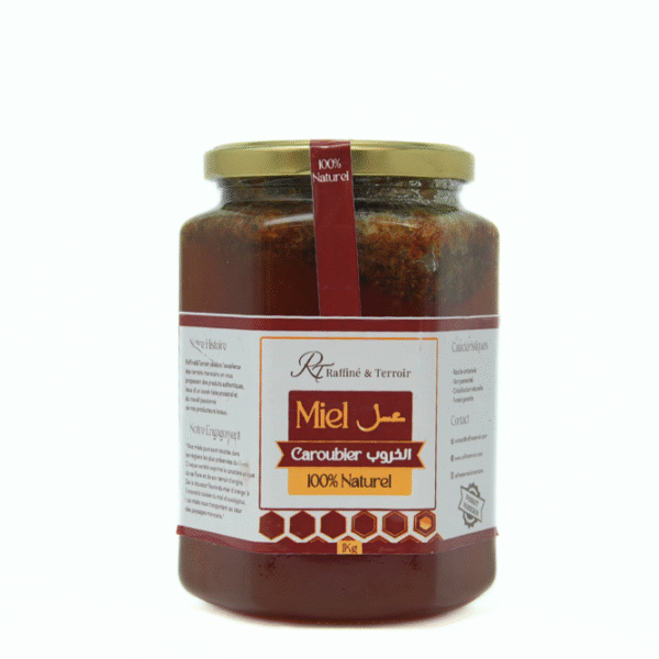 Le miel de caroubier se distingue par sa saveur riche et intense aux notes légèrement maltées et caramélisées. Récolté à partir des fleurs de caroubier, il offre une texture onctueuse et une couleur ambrée foncée. 100 % pur, cru et non pasteurisé, il est apprécié pour ses propriétés énergisantes et sa richesse naturelle en antioxydants