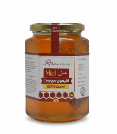 Le miel d’oranger se distingue par sa douceur délicate et son parfum floral subtil. Récolté à partir du nectar des fleurs d’oranger, il offre une texture onctueuse et un goût léger aux notes légèrement fruitées. 100 % pur, cru et non pasteurisé, il constitue une source naturelle d’énergie et est apprécié pour ses propriétés apaisantes qui favorisent la détente.