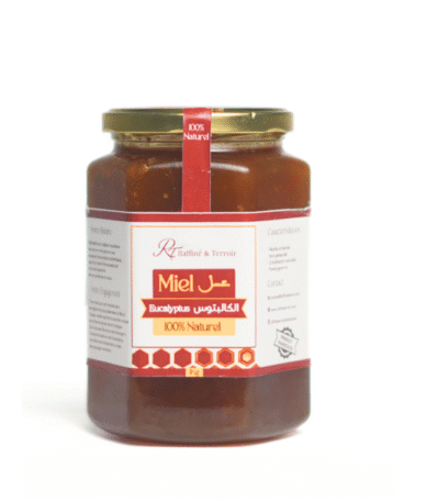 Le miel d’eucalyptus se distingue par sa saveur boisée et ses notes légèrement mentholées. Récolté à partir du nectar des fleurs d’eucalyptus, il offre une texture onctueuse et une couleur ambrée. 100 % pur, cru et non pasteurisé, il est apprécié pour ses propriétés naturelles qui aident à apaiser la gorge et à soutenir le système respiratoire.