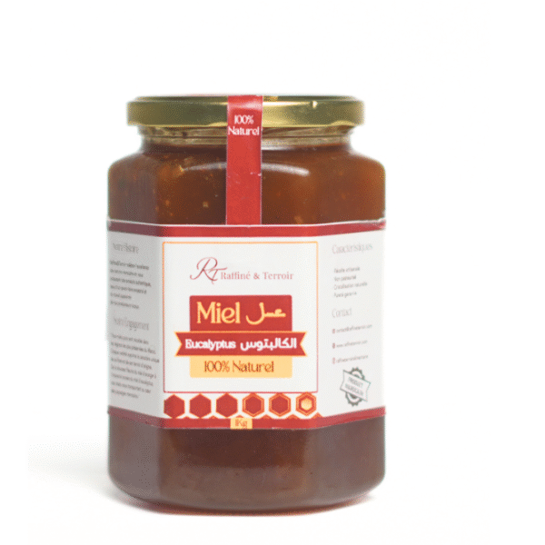 Le miel d’eucalyptus se distingue par sa saveur boisée et ses notes légèrement mentholées. Récolté à partir du nectar des fleurs d’eucalyptus, il offre une texture onctueuse et une couleur ambrée. 100 % pur, cru et non pasteurisé, il est apprécié pour ses propriétés naturelles qui aident à apaiser la gorge et à soutenir le système respiratoire.