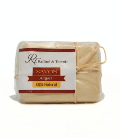 Savon à l’Huile d’Argan – 100% Naturel Un savon naturel enrichi en huile d’argan, reconnu pour ses propriétés hydratantes et nourrissantes. Idéal pour une peau douce, propre et protégée au quotidien.